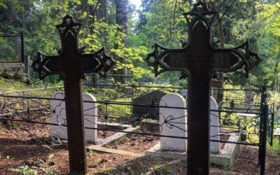 Готический крест на старом кладбище в Лахденпохье