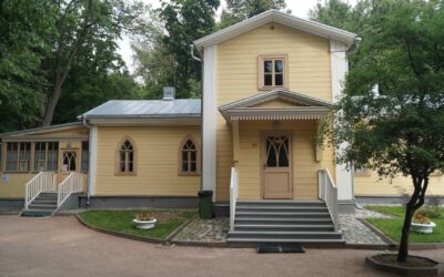 Гостевой домик с мезонином в усадьбе Архенгельское