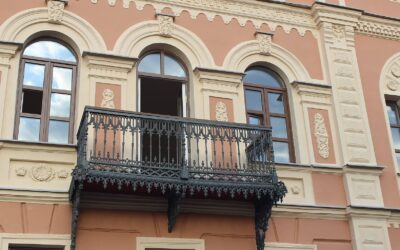 Декор балкона усадьбы Добролюбовых