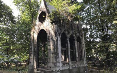 Бетонная Усыпальница на Новодевичьем кладбище в Петербурге