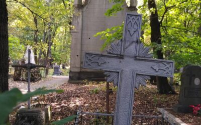 Крест на Новодевичьем кладбище в Петербурге
