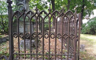 Готическая ограда могилы А. М. Жуковской (Иванова) на Новодевичьем кладбище в Петербурге