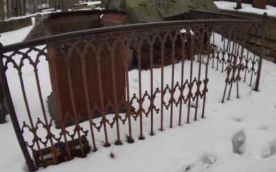 Готическая ограда на Смоленском лютеранском кладбище в Петербурге
