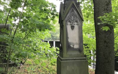 Памятник-стелла семьи Кюстер(?) на Волковском лютеранском кладбище в Петербурге