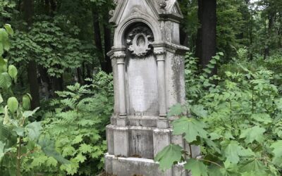 Памятник на могиле семьи Россманн на Волковском лютеранском кладбище в Петербурге