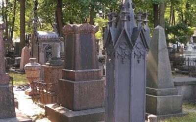 Готическое надгробие графини С. П. Голенищевой-Кутузовой на Лазаревском кладбище Александро-Невской лавры в Петербурге