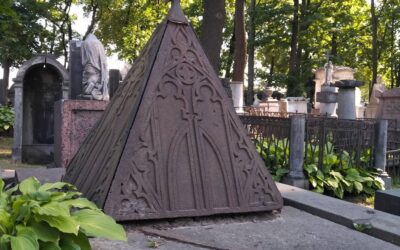 Памятник-пирамида на Лазаревском кладбище Александро-Невской лавры в Петербурге