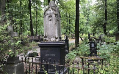 Памятник на могиле семьи Юнкер на Волковском лютеранском кладбище в Петербурге