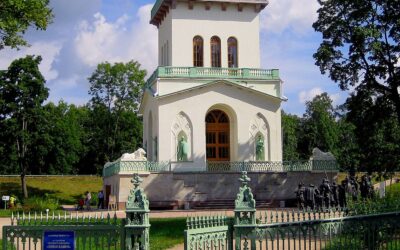 Ворота с решеткой ограды у Белой башни в Александровском парке Царского Села